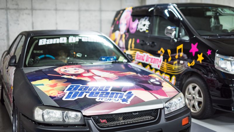 Both Nissans, both wearing the same “livery”
